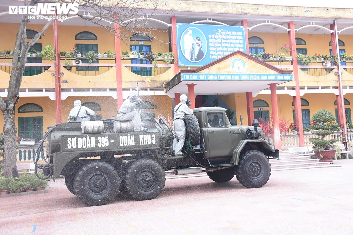 Xe đặc chủng phun khử trùng tại ổ dịch COVID-19 lớn nhất miền Bắc - 10