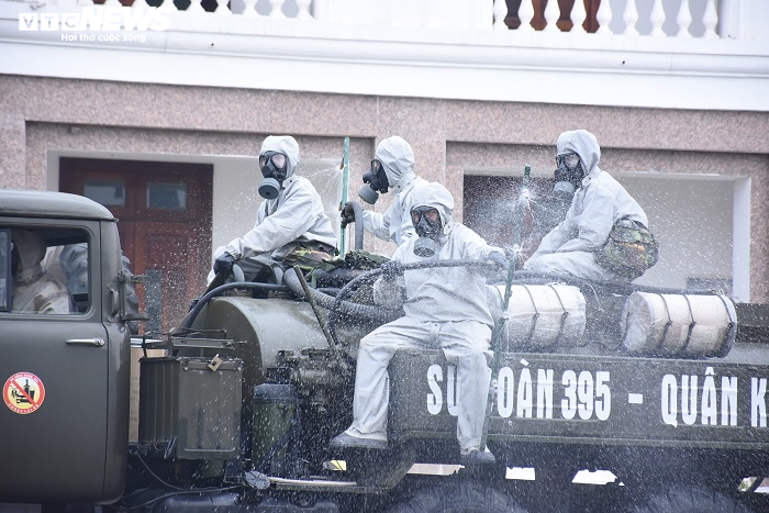 Xe đặc chủng phun khử trùng tại ổ dịch COVID-19 lớn nhất miền Bắc - 4