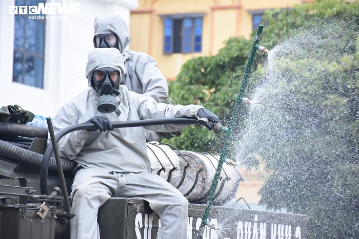 Xe đặc chủng phun khử trùng tại ổ dịch COVID-19 lớn nhất miền Bắc - 6