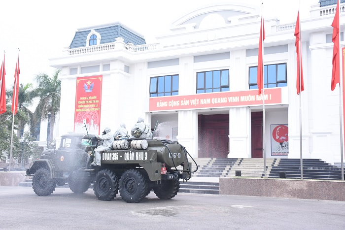 Xe đặc chủng phun khử trùng tại ổ dịch COVID-19 lớn nhất miền Bắc - 3