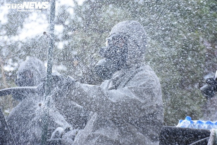 Xe đặc chủng phun khử trùng tại ổ dịch COVID-19 lớn nhất miền Bắc - 5