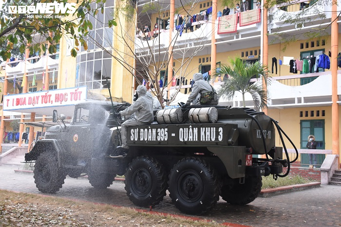 Xe đặc chủng phun khử trùng tại ổ dịch COVID-19 lớn nhất miền Bắc - 7