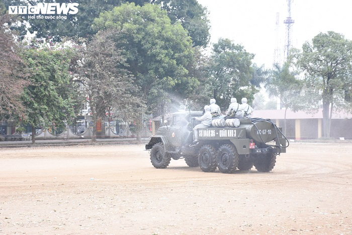 Xe đặc chủng phun khử trùng tại ổ dịch COVID-19 lớn nhất miền Bắc - 8