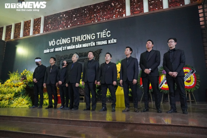 Đồng nghiệp, học trò vừa khóc vừa hát 'Tình ca' tiễn biệt NSND Trung Kiên - 16