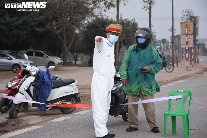 Mẹ con sản phụ được đặc cách vượt 2 chốt kiểm dịch COVID-19 để về quê Hải Dương - 8