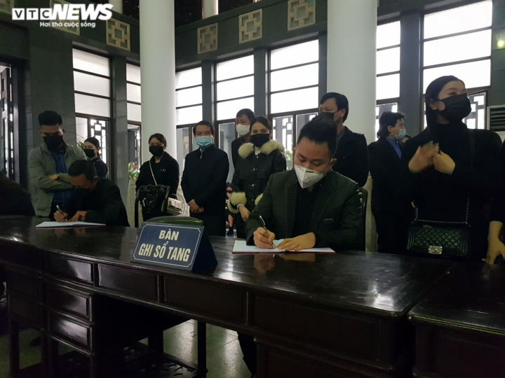 Đồng nghiệp, học trò vừa khóc vừa hát 'Tình ca' tiễn biệt NSND Trung Kiên - 12