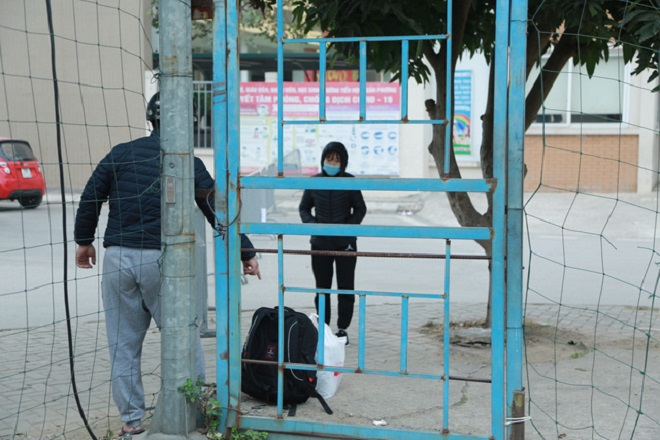 Ảnh: Trường học thành khu cách ly, phụ huynh Hà Nội tiếp tế nhu yếu phẩm cho con - 9