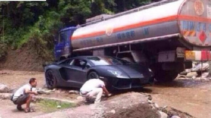 Những tình huống 'lãng xẹt' của siêu xe - 4