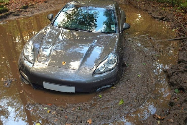 Những tình huống 'lãng xẹt' của siêu xe - 7