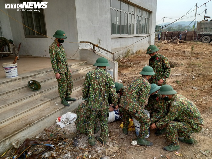 Ảnh: Bộ đội căng mình dọn dẹp xây bệnh viện dã chiến 1.000 giường ở Hải Dương - 5