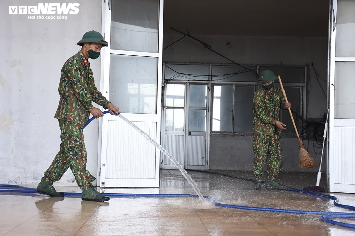 Ảnh: Bộ đội căng mình dọn dẹp xây bệnh viện dã chiến 1.000 giường ở Hải Dương - 7