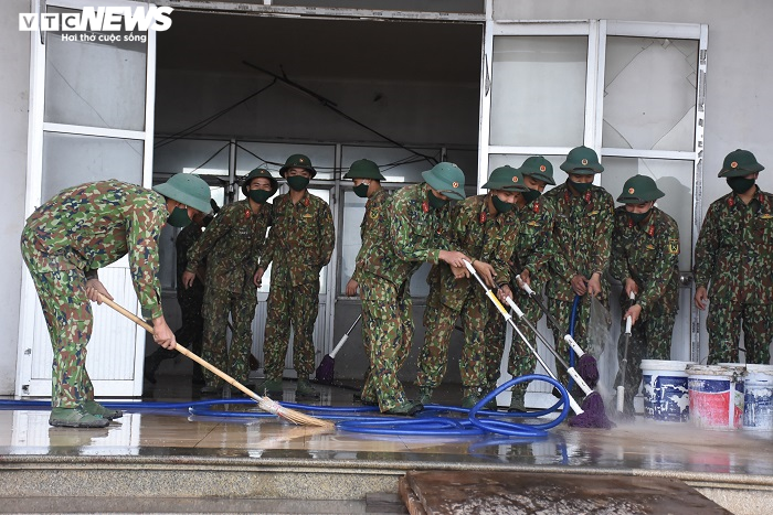 Ảnh: Bộ đội căng mình dọn dẹp xây bệnh viện dã chiến 1.000 giường ở Hải Dương - 10
