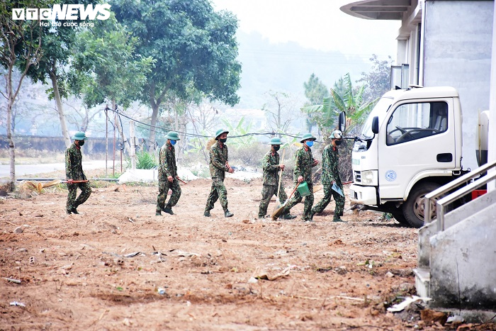 Ảnh: Bộ đội căng mình dọn dẹp xây bệnh viện dã chiến 1.000 giường ở Hải Dương - 1
