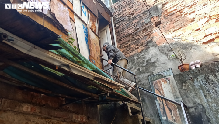 Tết của cặp vợ chồng già hơn 30 năm sống trên nóc nhà vệ sinh phố cổ Hà Nội - 11