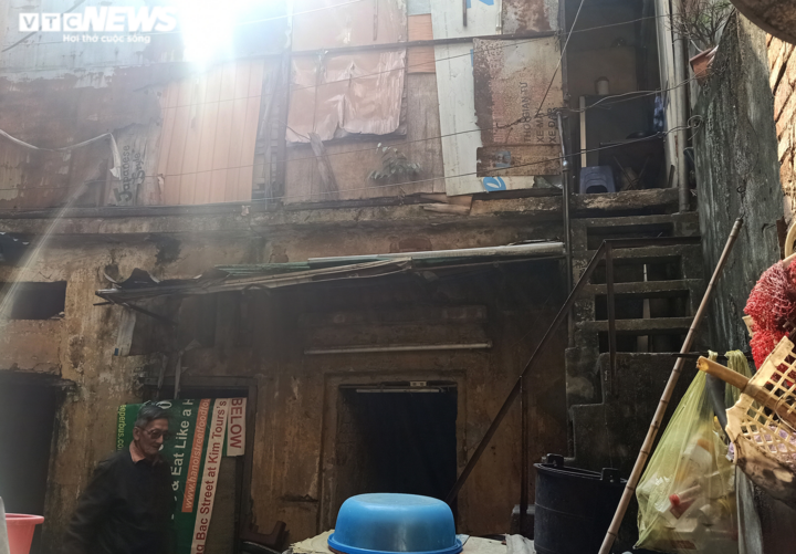 Tết của cặp vợ chồng già hơn 30 năm sống trên nóc nhà vệ sinh phố cổ Hà Nội - 6