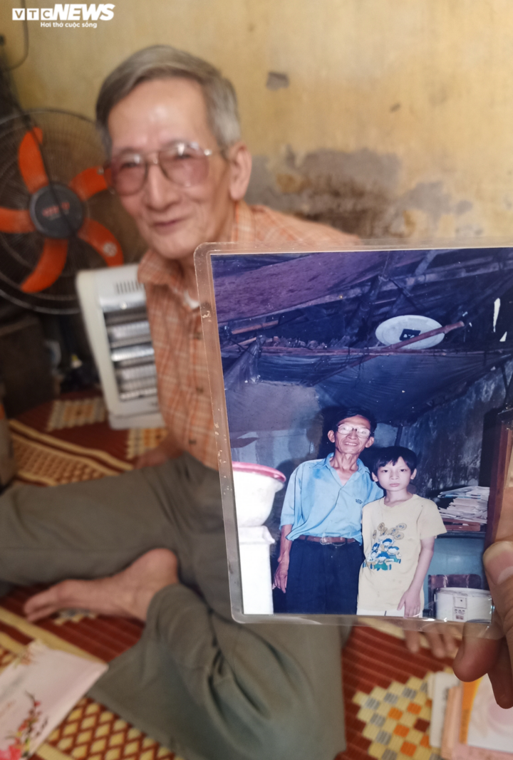 Tết của cặp vợ chồng già hơn 30 năm sống trên nóc nhà vệ sinh phố cổ Hà Nội - 3