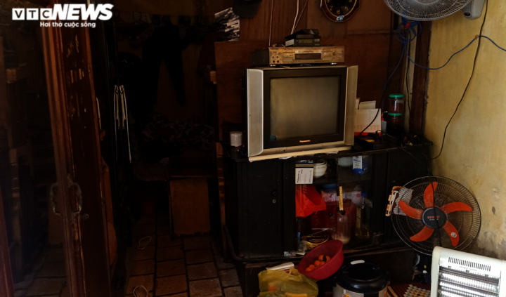 Tết của cặp vợ chồng già hơn 30 năm sống trên nóc nhà vệ sinh phố cổ Hà Nội - 4