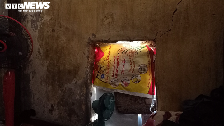 Tết của cặp vợ chồng già hơn 30 năm sống trên nóc nhà vệ sinh phố cổ Hà Nội - 9