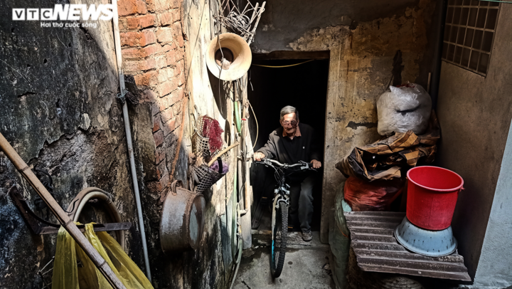 Tết của cặp vợ chồng già hơn 30 năm sống trên nóc nhà vệ sinh phố cổ Hà Nội - 5