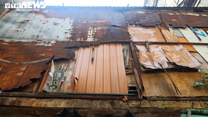 Tết của cặp vợ chồng già hơn 30 năm sống trên nóc nhà vệ sinh phố cổ Hà Nội - 7