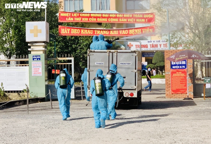 Ảnh: Quân đoàn 3 phun thuốc khử khuẩn tại vùng dịch ở Gia Lai - 9