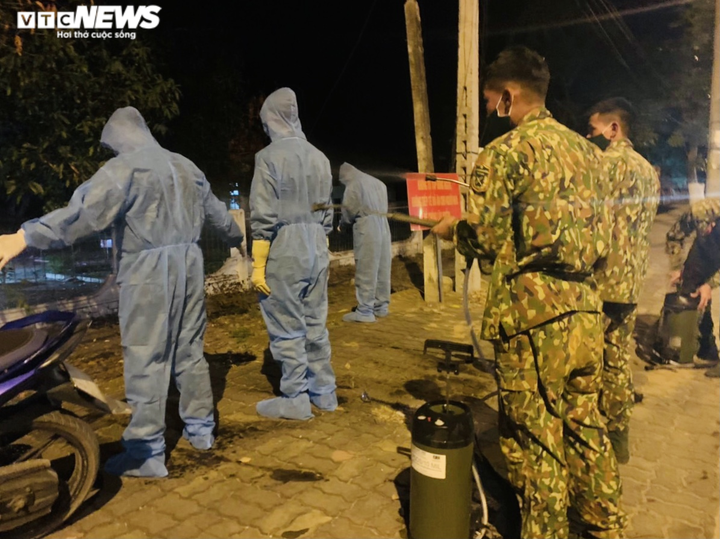 Ảnh: Quân đoàn 3 phun thuốc khử khuẩn tại vùng dịch ở Gia Lai - 5