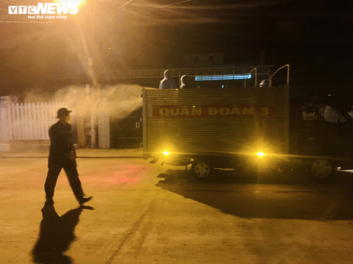 Ảnh: Quân đoàn 3 phun thuốc khử khuẩn tại vùng dịch ở Gia Lai - 2