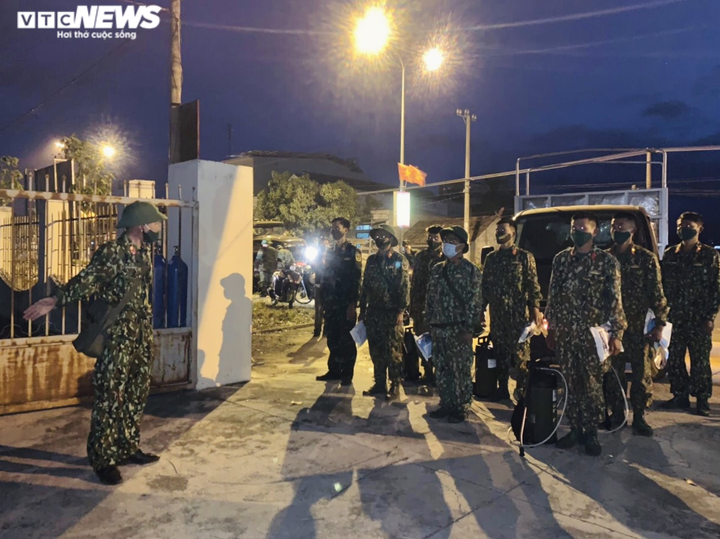 Ảnh: Quân đoàn 3 phun thuốc khử khuẩn tại vùng dịch ở Gia Lai - 1