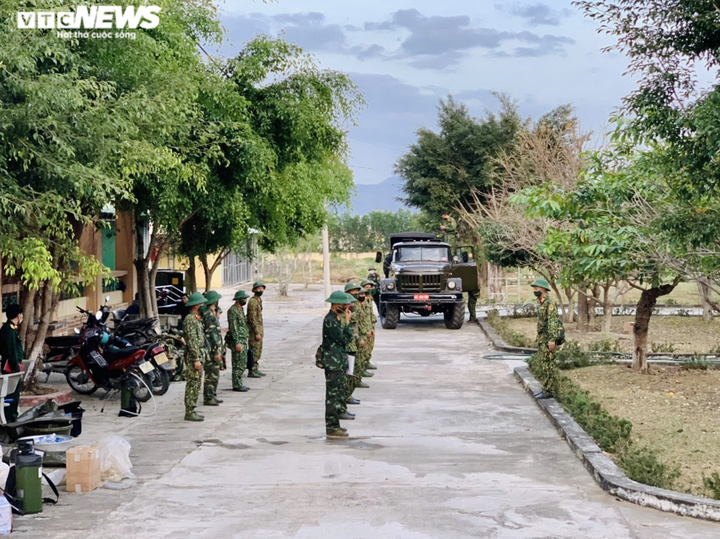 Ảnh: Quân đoàn 3 phun thuốc khử khuẩn tại vùng dịch ở Gia Lai - 7