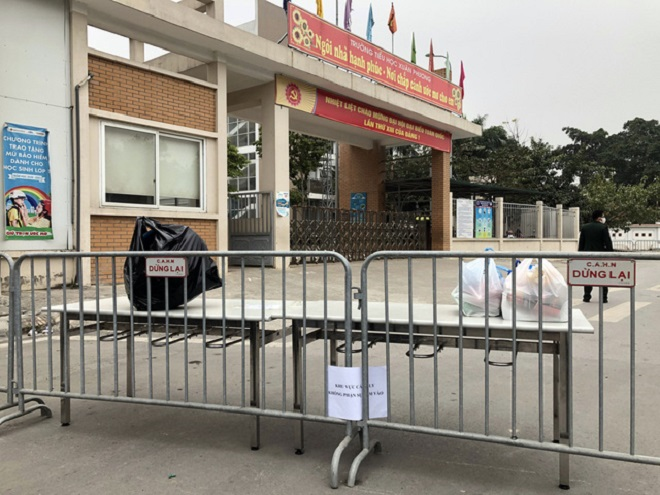Ảnh: Trường học thành khu cách ly, phụ huynh Hà Nội tiếp tế nhu yếu phẩm cho con - 2