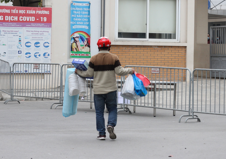 Ảnh: Trường học thành khu cách ly, phụ huynh Hà Nội tiếp tế nhu yếu phẩm cho con - 4