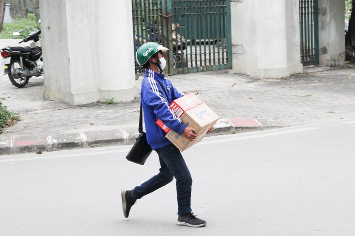 Ảnh: Trường học thành khu cách ly, phụ huynh Hà Nội tiếp tế nhu yếu phẩm cho con - 7