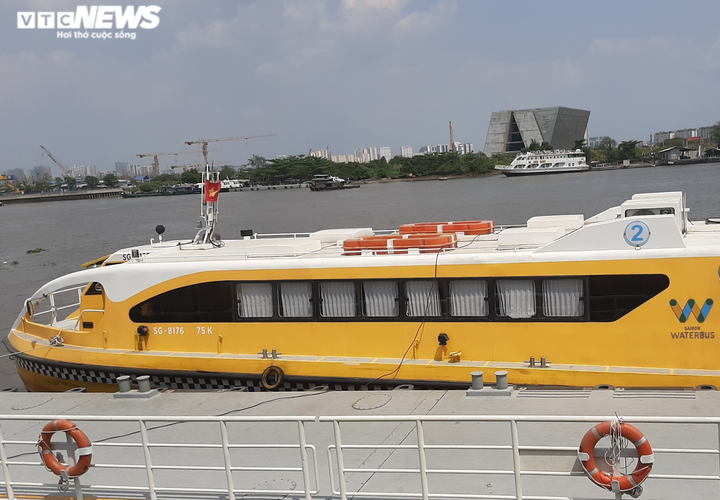 Ảnh: Ngắm trọn cảnh ven sông Sài Gòn với buýt hiện đại - 1