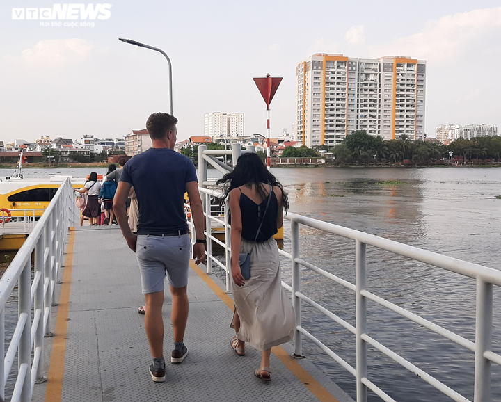 Ảnh: Ngắm trọn cảnh ven sông Sài Gòn với buýt hiện đại - 10