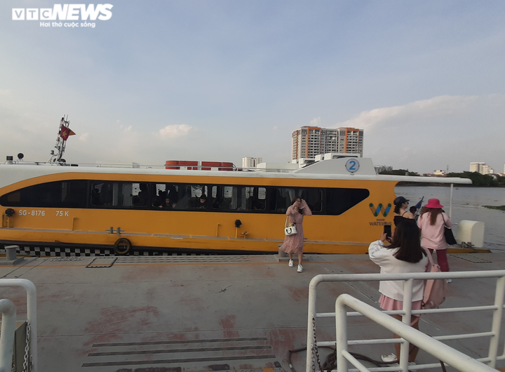 Ảnh: Ngắm trọn cảnh ven sông Sài Gòn với buýt hiện đại - 9