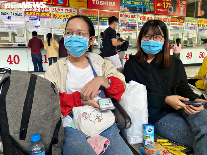Sinh viên TP.HCM tất tả về quê ăn Tết sớm - 2
