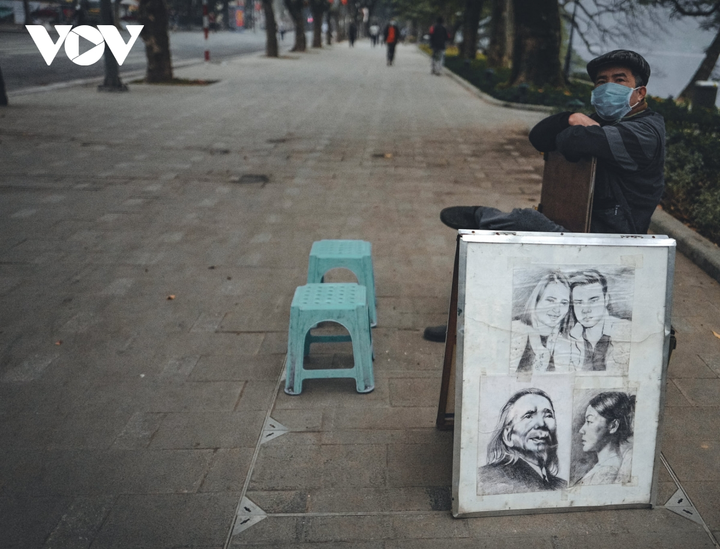 Ảnh: Hà Nội ngày giáp Tết hối hả mà trầm tư - 14