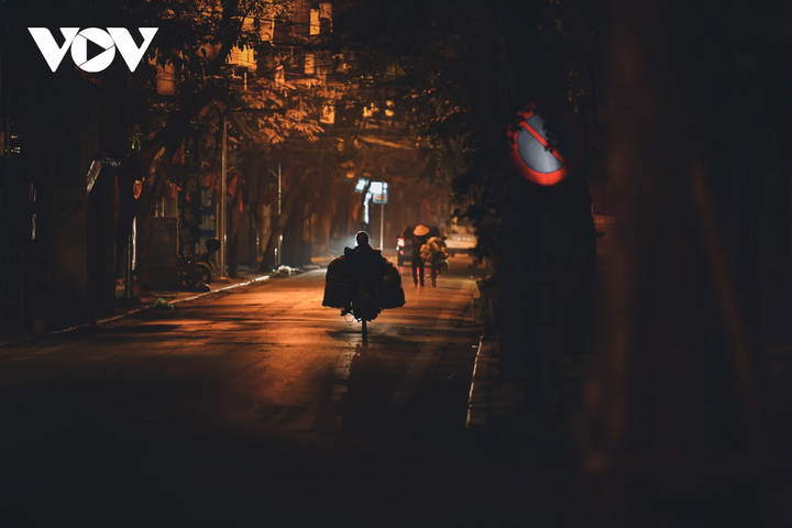 Ảnh: Hà Nội ngày giáp Tết hối hả mà trầm tư - 15