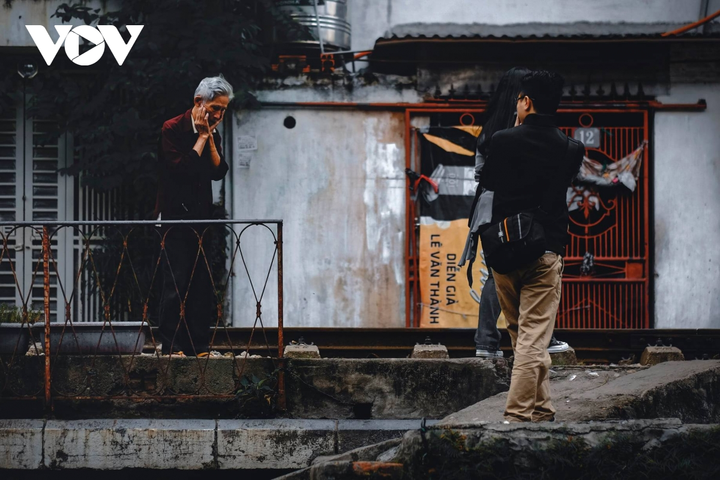 Ảnh: Hà Nội ngày giáp Tết hối hả mà trầm tư - 17