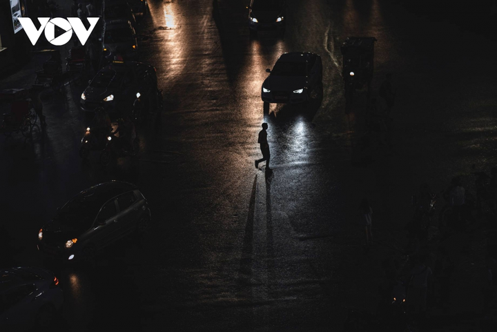 Ảnh: Hà Nội ngày giáp Tết hối hả mà trầm tư - 8