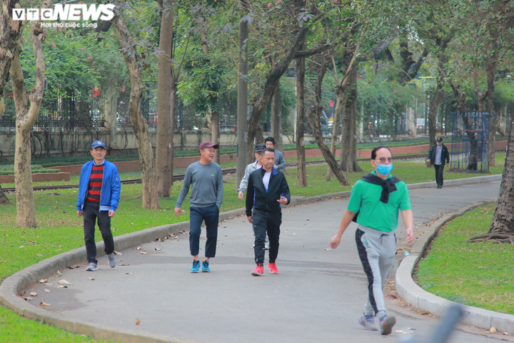 Ảnh: COVID-19 lây lan, người Hà Nội vào công viên chơi vẫn không đeo khẩu trang - 4