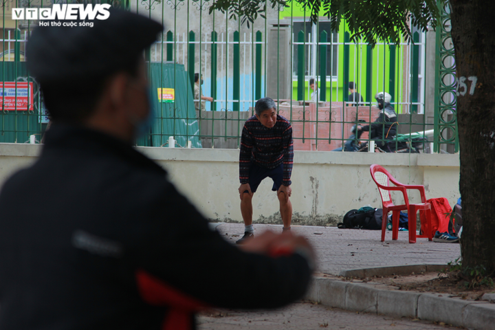 Ảnh: COVID-19 lây lan, người Hà Nội vào công viên chơi vẫn không đeo khẩu trang - 9