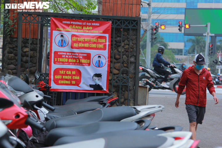 Ảnh: COVID-19 lây lan, người Hà Nội vào công viên chơi vẫn không đeo khẩu trang - 3