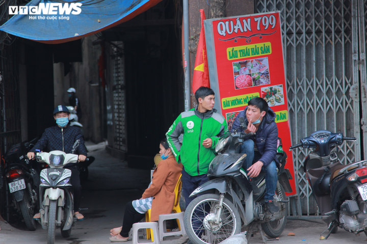 Ảnh: COVID-19 lây lan, người Hà Nội vào công viên chơi vẫn không đeo khẩu trang - 1