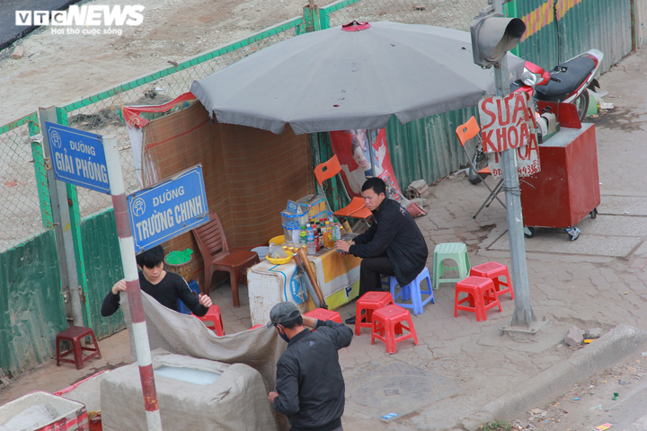 Ảnh: COVID-19 lây lan, người Hà Nội vào công viên chơi vẫn không đeo khẩu trang - 2