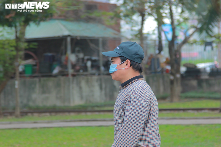 Ảnh: COVID-19 lây lan, người Hà Nội vào công viên chơi vẫn không đeo khẩu trang - 8