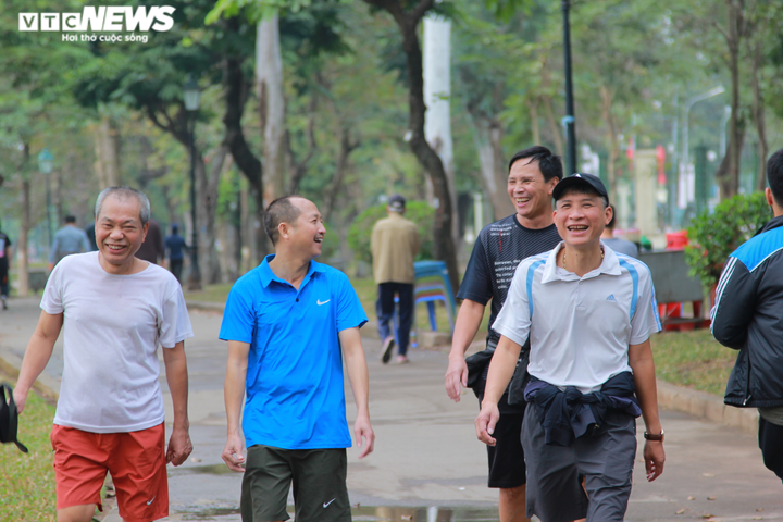 Ảnh: COVID-19 lây lan, người Hà Nội vào công viên chơi vẫn không đeo khẩu trang - 5