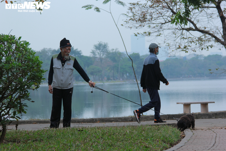 Ảnh: COVID-19 lây lan, người Hà Nội vào công viên chơi vẫn không đeo khẩu trang - 6
