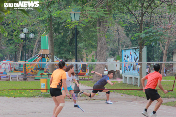 Ảnh: COVID-19 lây lan, người Hà Nội vào công viên chơi vẫn không đeo khẩu trang - 10