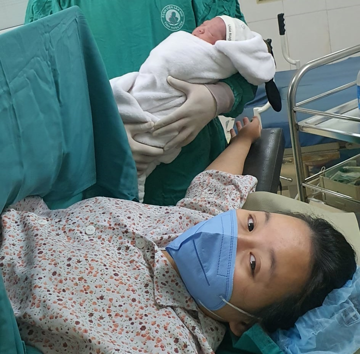 Phẫu thuật lấy thai thành công cho sản phụ trong khu cách ly tại Hưng Yên - 1